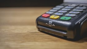 Metoda periculoasă prin care românii sunt păcăliți în magazine! Iată de ce unii comercianți nu te lasă să plătești cu cardul